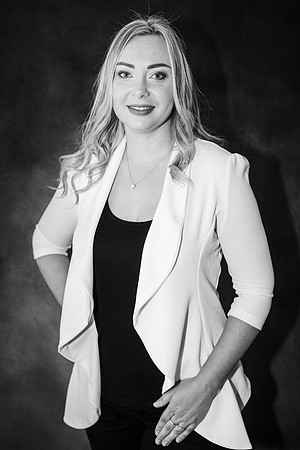 20220803-Headshot-Jane-3808bw