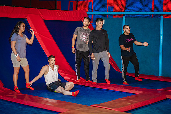 Planet-Obstacle-Adults-Night-0115