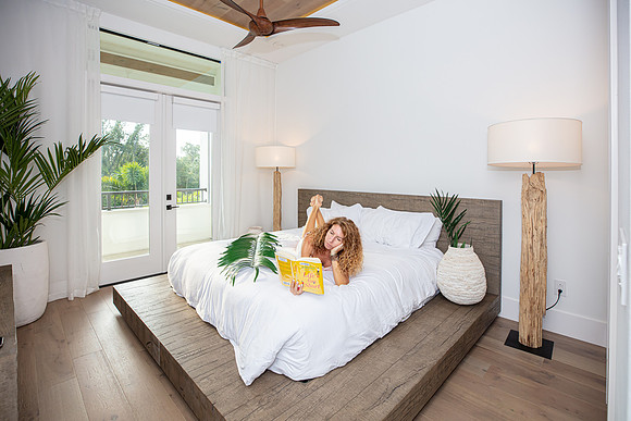 20220923-Reunion-Vacation-Home-4575m-book-bedroom-