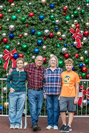 20251124-Beth-Burkard-Family-8772