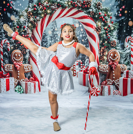 20251206-Dance-Station-Studios-Christmas-Portraits-3658