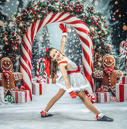 20251207-Dance-Station-Studios-Christmas-Portraits-4066