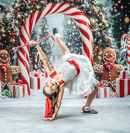 20251207-Dance-Station-Studios-Christmas-Portraits-4068