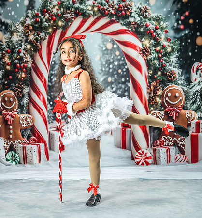 20251207-Dance-Station-Studios-Christmas-Portraits-4081