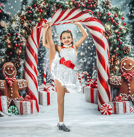20251207-Dance-Station-Studios-Christmas-Portraits-4069-