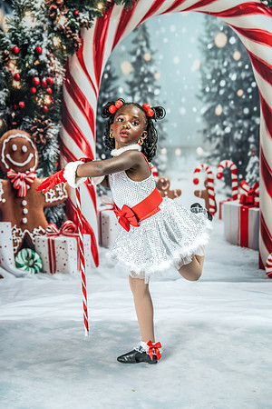 20251207-Dance-Station-Studios-Christmas-Portraits-4093