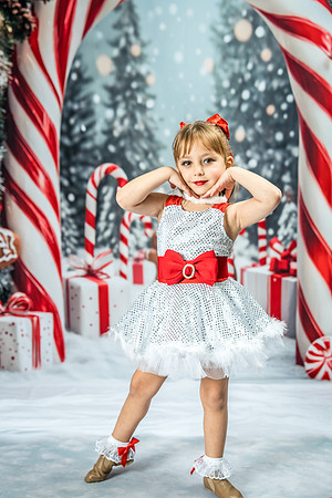 20251207-Dance-Station-Studios-Christmas-Portraits-4100