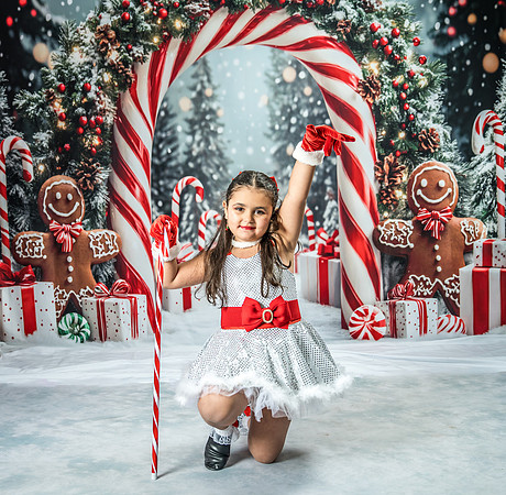 20251207-Dance-Station-Studios-Christmas-Portraits-4110