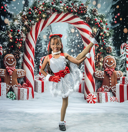 20251207-Dance-Station-Studios-Christmas-Portraits-3755