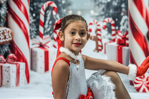 20251207-Dance-Station-Studios-Christmas-Portraits-3811