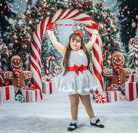 20251207-Dance-Station-Studios-Christmas-Portraits-3837