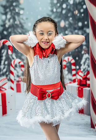 20251207-Dance-Station-Studios-Christmas-Portraits-3898