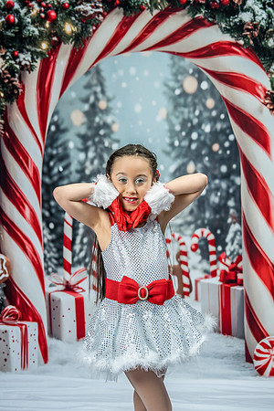 20251207-Dance-Station-Studios-Christmas-Portraits-3899