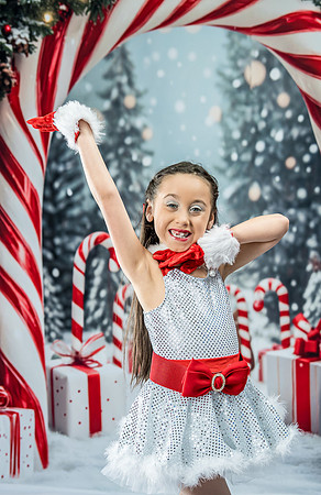 20251207-Dance-Station-Studios-Christmas-Portraits-3900
