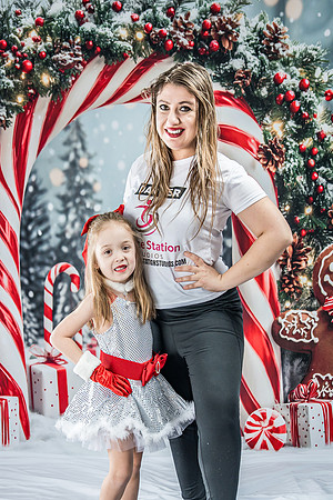 20251207-Dance-Station-Studios-Christmas-Portraits-4022