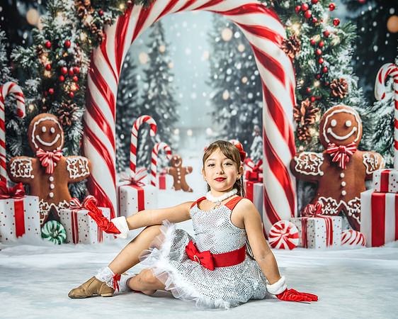 20251207-Dance-Station-Studios-Christmas-Portraits-4104
