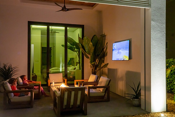 20220923-Reunion-Vacation-Home-5084m-backyard-night