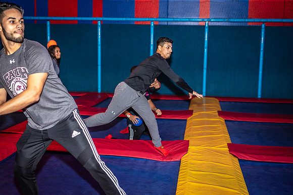 Planet-Obstacle-Adults-Night-0123