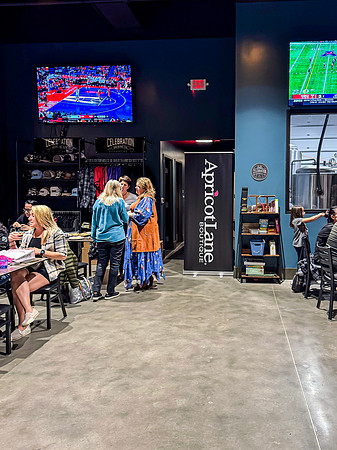 20241122-Runway-on-Tap-ApricotLane-Celebration-Brewing-4346-i