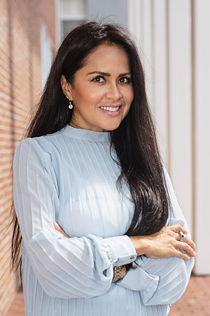 Sara-Valencia-Headshot-8007
