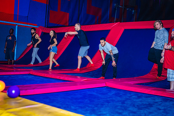 Planet-Obstacle-Adults-Night-0107
