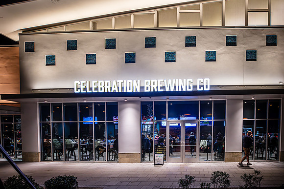 20241122-Runway-on-Tap-ApricotLane-Celebration-Brewing-4334