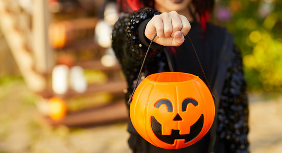 Halloween-trick-or-treat-001--