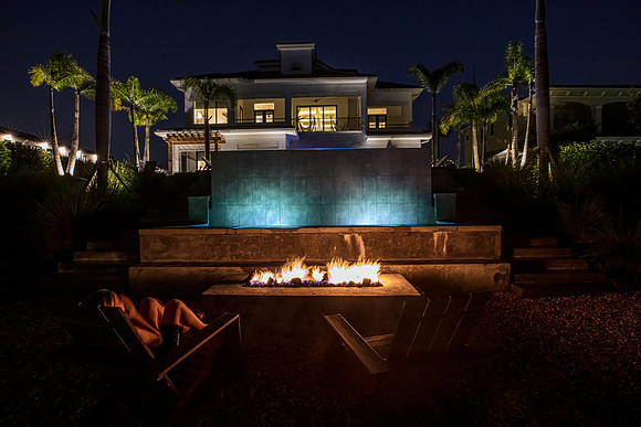 20220923-Reunion-Vacation-Home-4692m-backyard-night-