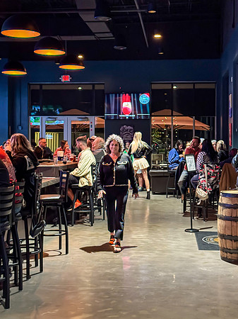 20241122-Runway-on-Tap-ApricotLane-Celebration-Brewing-4374-i