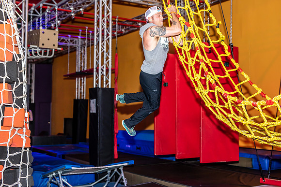 Planet-Obstacle-Adults-Night-0201