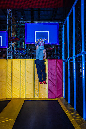 Planet-Obstacle-Adults-Night-0046