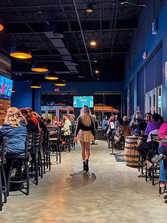 20241122-Runway-on-Tap-ApricotLane-Celebration-Brewing-4369-i