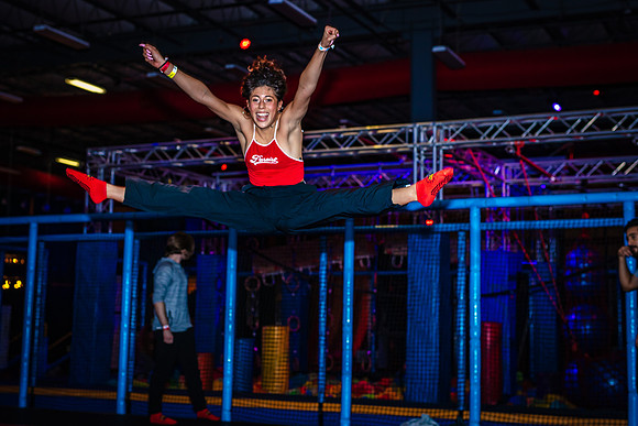 Planet-Obstacle-Adults-Night-0102